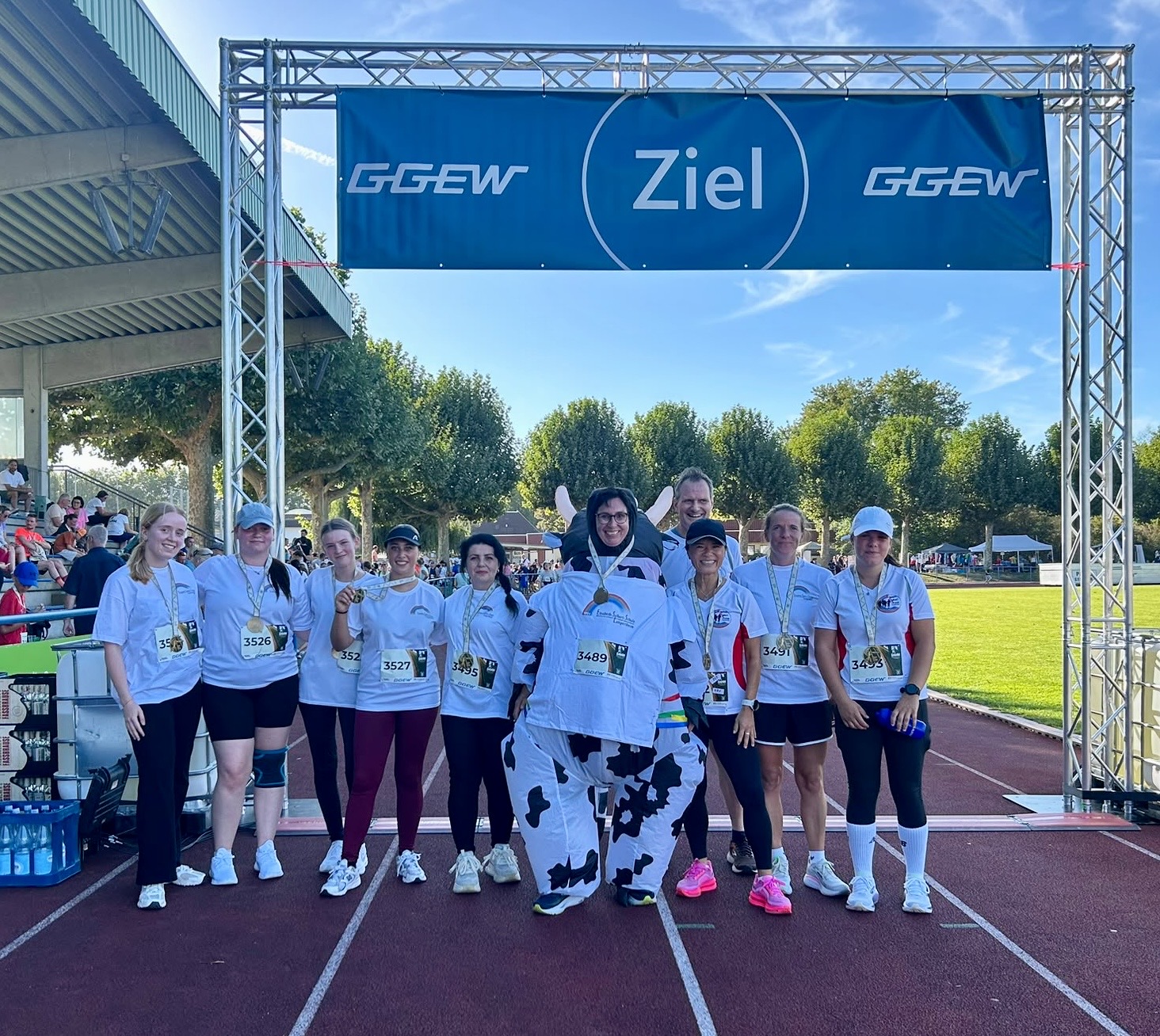 Zehn Läuferinnen und Läufer der Elisabeth-Selbert-Schule beim 35. GGEW Spargellauf "Run den Damm"